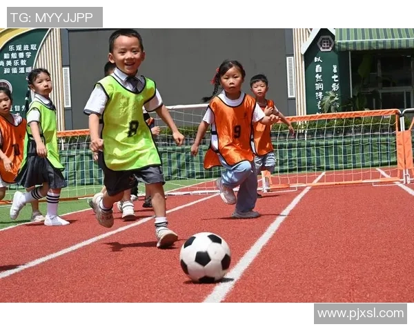 踢球足球小人带你领略足球的魅力与激情，畅享运动的快乐与团队的精神